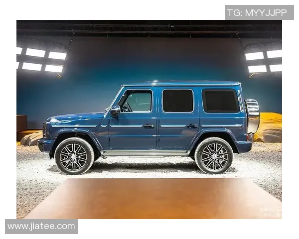 足球明星驾驭奔驰大G展现豪华与实力的完美结合 足球明星驾驭奔驰大G展现豪华与实力的完美结合