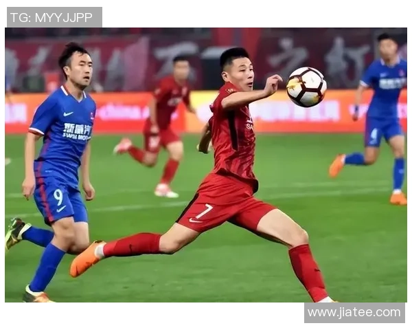 足球明星之间的友谊与竞争如何影响他们的职业生涯与场上表现